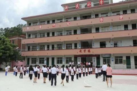 广东谢氏企业罗定市明发服装厂到附城新乐新民小学进行爱心捐助